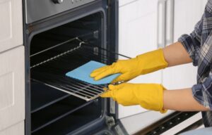 Tips for cleaning an oven in kitchen